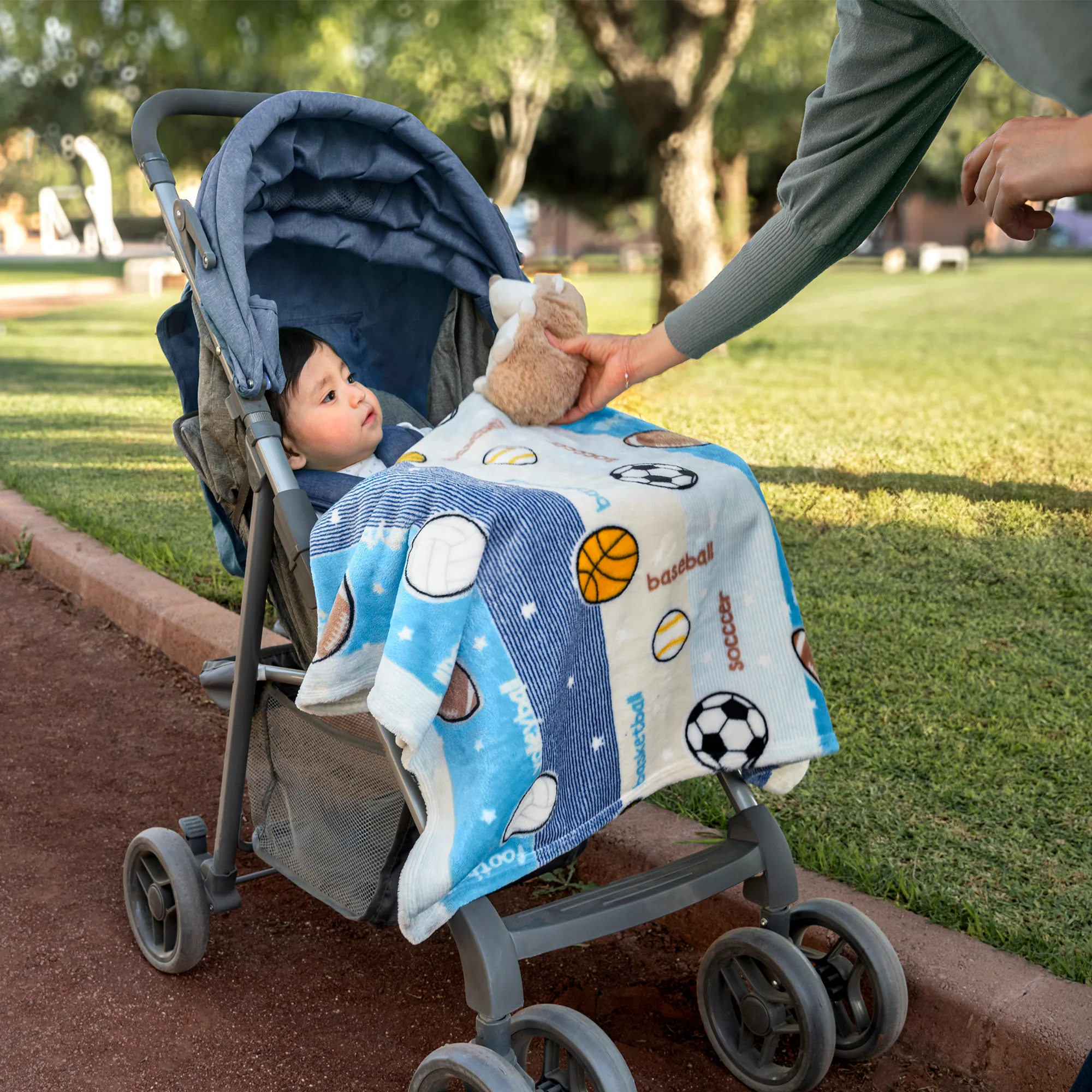 Cobertor Baby Ligero Pelotas - Image 3